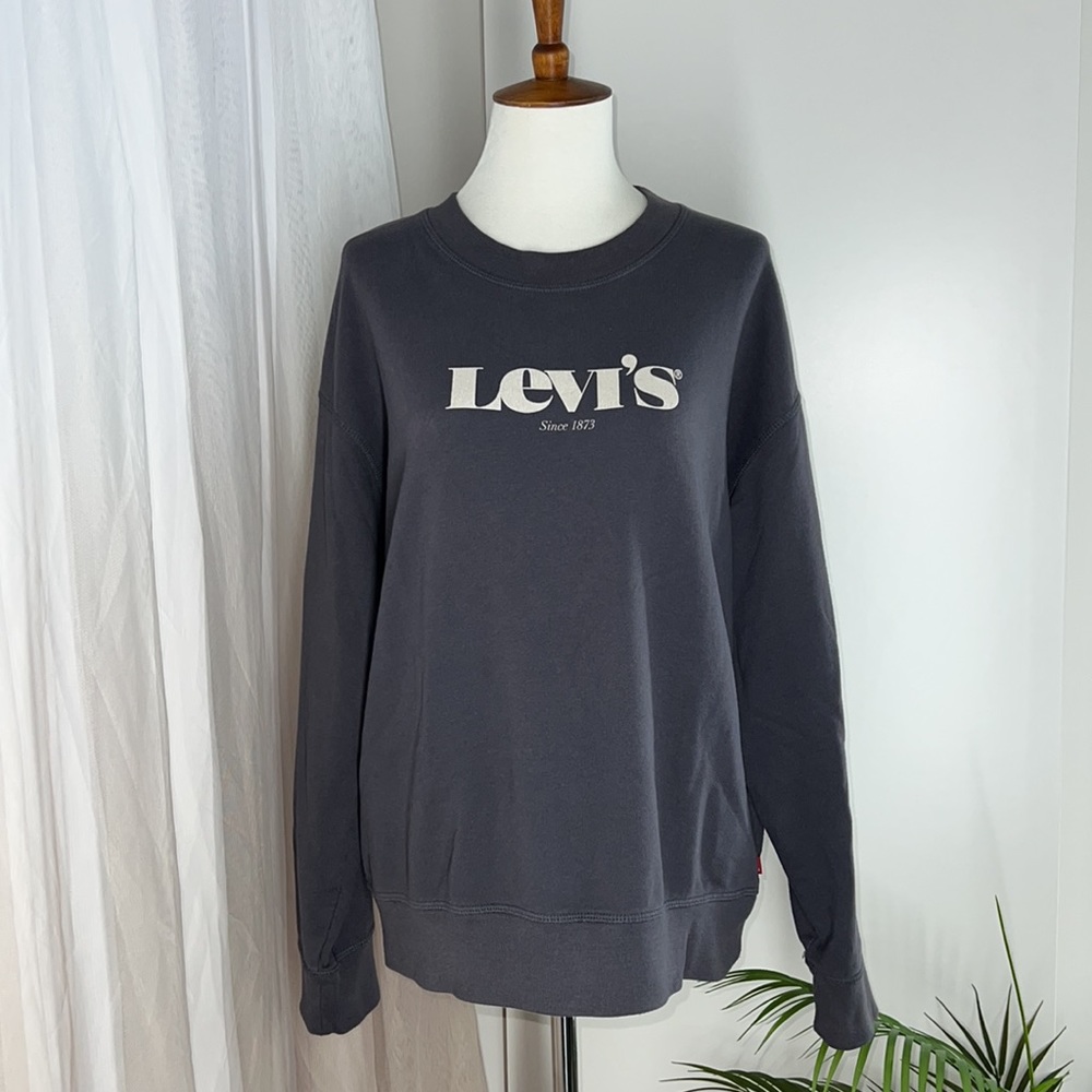 LEVI’S gray crew neck long sleeve sweatshirt